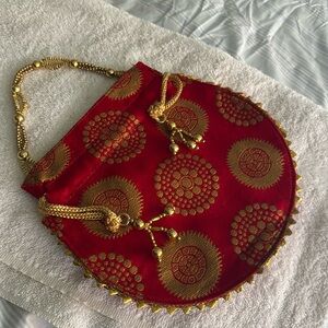 Purse or clutch.🌸👛